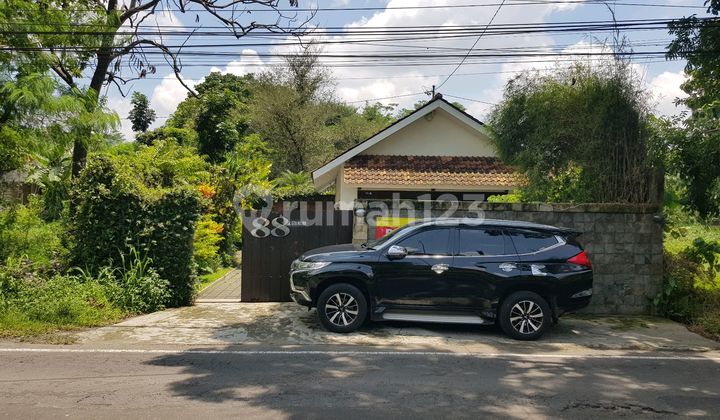 Rumah Mewah dengan Halaman , Ada Kolam Renang, Gazebo dan Pendopo, Dekat Sleman City Hall, Cocok untuk Hunian Pribadi atau Dibuat Guest House