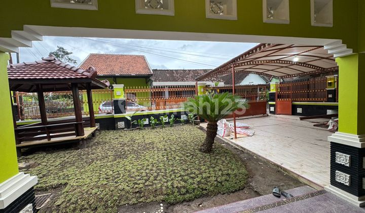 Spacious, Fully Furnished House in Wedomartani Near Model Elementary School and Maguwoharjo Stadium Spacious, Fully Furnished House in Wedomartani Near Model Elementary School and Maguwoharjo Stadium