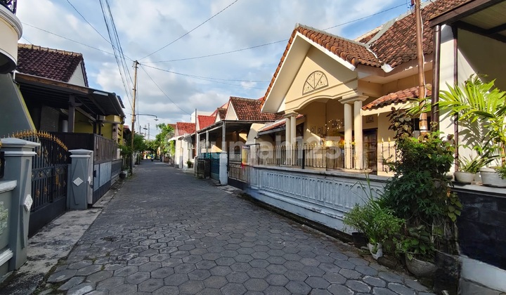 2-Story House in Perum Gentan Raya, Strategically Located Near Luwes Supermarket. 2