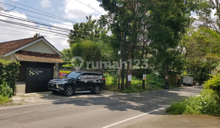 Luxurious, Nice, and Spacious House with Swimming Pool, Gazebo, and Pavilion, Near Sleman City Hall, Suitable for Personal Residence or as a Guest House 2
