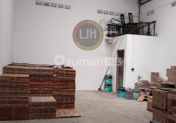 Bangunan toko di jalan Brigjend Sudiarto 2