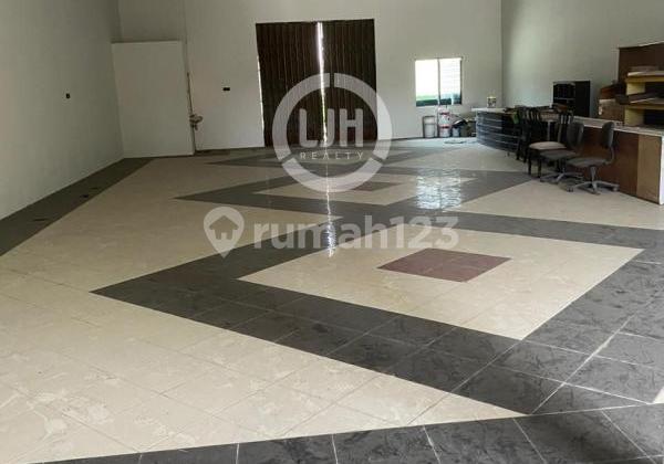 Bangunan Usaha di Jalan Brigjend Sudiarto