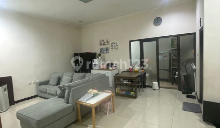 Minimalist house near TEL-U Bandung in Permata Buah Batu complex. Minimalist house near TEL-U Bandung in Permata Buah Batu complex.