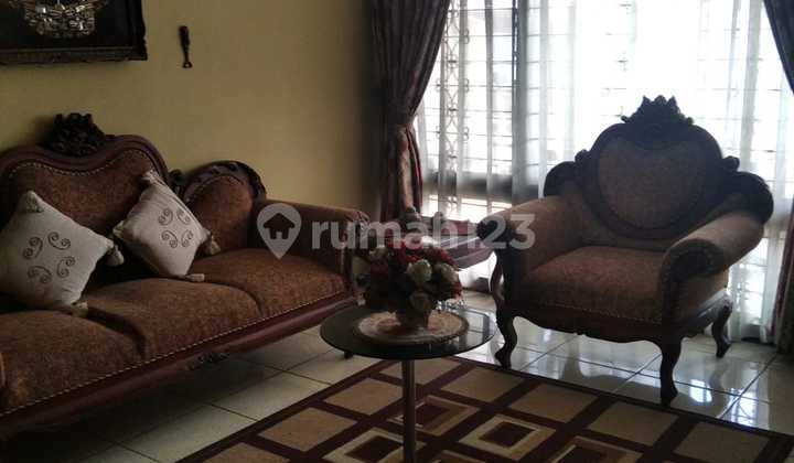 A spacious house that can be developed into 3 houses on Turangga main road. 2