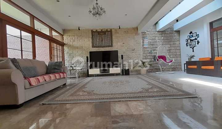 Sturdy house full of teak and marble in Setrasari, Bandung.