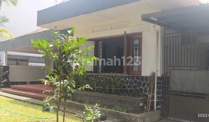 Rumah Kolonial Belanda Sayap Riau di Taman Cibeunying Utara Rumah Kolonial Belanda Sayap Riau di Taman Cibeunying Utara