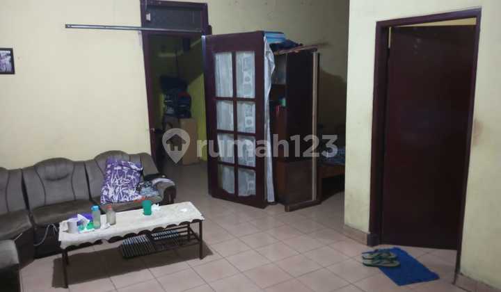 Strategic old house on the main street of Cigadung. Strategic old house on the main street of Cigadung.