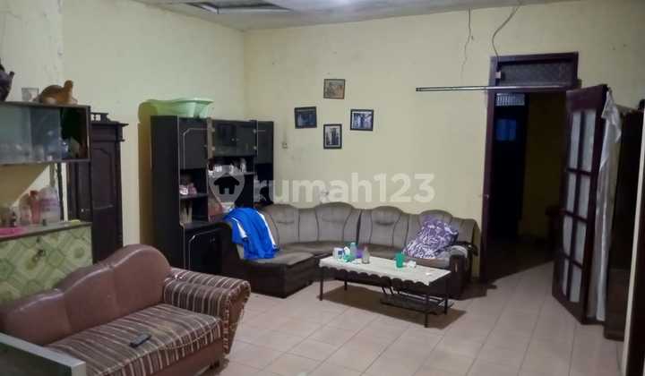 Strategic old house on the main street of Cigadung. Strategic old house on the main street of Cigadung.