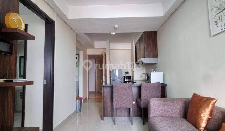 FOR RENT 1 BED ROOM APARTMENT! MG SUITES APARTMENT! LUAS NETT 45m2, FULLY FURNISHED! BUKAN STUDIO BALKON LUAS BISA BUAT NONGKRONG! LIVING ROOM,DINING ROOM ,KITCHEN, SERVIS AREA WITH WASHING MACHINE , 2 BATHROOM,Lokasi tengah kota  1