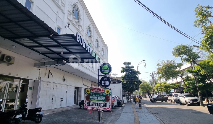 Sewa Di Kota Lama Semarang 3 Ruko 3 Lantai Jejer ,dekat Dengan Museum Kota Lama , Tengah Kota ,cocok Unt Cafe , Billyard, Supermarket,office , Showroom Dll. Lt.170 Lb.800m2  1