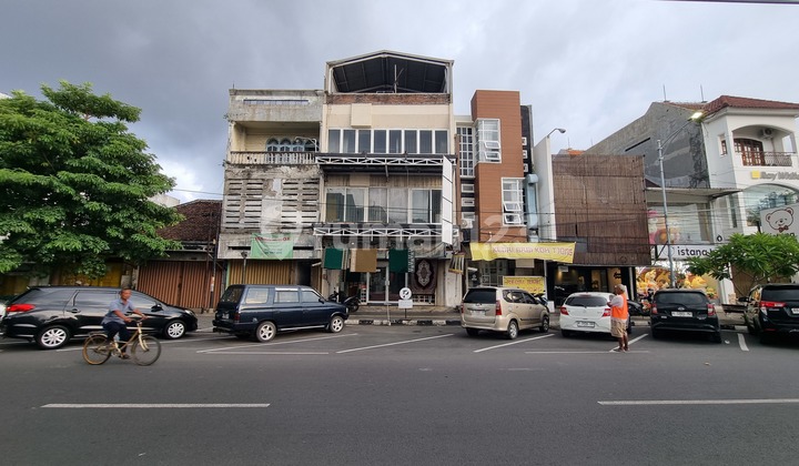 For Rent! Affordable Rent! 8-Meter Wide & 4-Story Shop House, Strategic Location, In the Center of Semarang City, Near Paragon, Depok Street, Good Building, Land Area 192, Building Area 441 (8 x 24), Ideal for Restaurant, Bank, Office, and Tutoring Center. 1