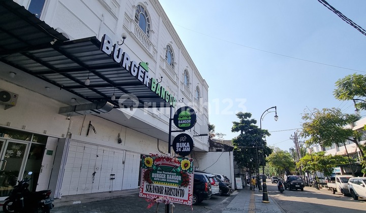 Sewa Di Kota Lama Semarang 3 Ruko 3 Lantai Jejer ,dekat Dengan Museum Kota Lama , Tengah Kota ,cocok Unt Cafe , Billyard, Supermarket,office , Showroom Dll. Lt.170 Lb.800m2  2