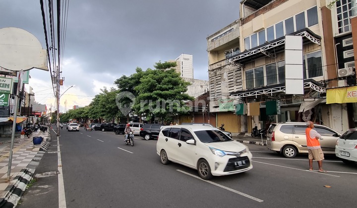 For Rent! Affordable Rent! 8-Meter Wide & 4-Story Shop House, Strategic Location, In the Center of Semarang City, Near Paragon, Depok Street, Good Building, Land Area 192, Building Area 441 (8 x 24), Ideal for Restaurant, Bank, Office, and Tutoring Center. 2