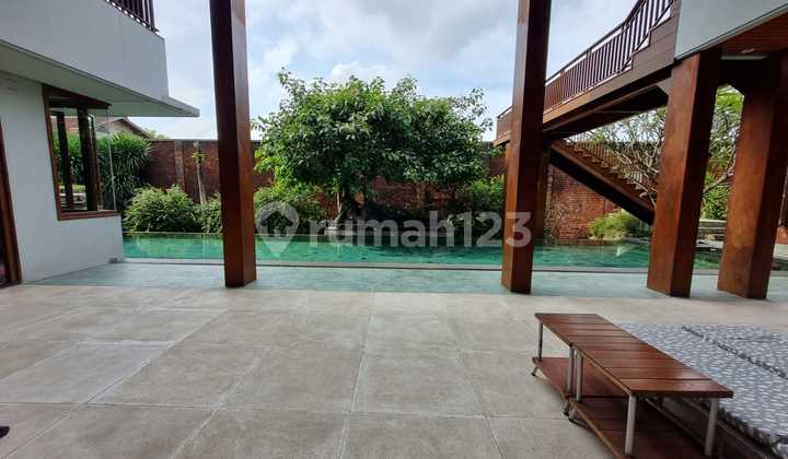 For Sale !! Jual Serius !! Rumah Super Mewah Di Jalan Raya Utama Di Semarang Selatan !! Hrg Kini Turun 10 Miliar !! Fully Furnished ! Sblmnya 80 M ,hm, Lokasi Premium Dan Elit Di Semarang Atas, Tidak Sekedar Fully Furnished Namun Semua Perabot Berkelas !!