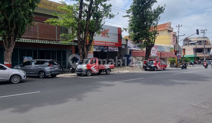 Want to Sell ASAP !! Commercial Space 1225 sqm Land, 2000 sqm Building on Jl. S Parman Purwodadi. Prime Location in the Center of Purwodadi City, Ideal for Banks, Restaurants, Clinics, Hotels, Educational Centers, Offices, or Retail Businesses Focused in the Heart of Purwodadi City. 2