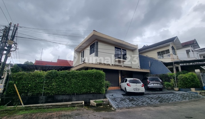 Cepat Cepat Jual Nih ! Rumah Hm Lt.249 Lb.200 di Bukit Sari Semarang Selatan. Lokasi Bagus Banget, Bahkan bisa untuk Usaha Cafe , Office , Kostel Dll karena Termasuk Jalan Utama di Bukit Sari , Jalan Depan Rata, Hook ,Bangunan Kokoh dan Masih Bagus , Ting 2