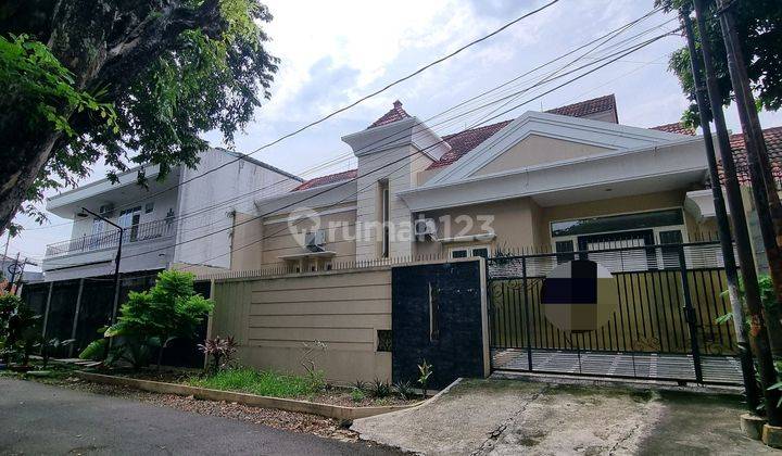 For Rent !! Rumah Sewa Di Tengah Kota Murah,luas, Parkir Luas ,jalan Lebar,depan Taman, Kondisi Bagus , Siap Huni Di Taman Maluku Semarang Lt.528 Lb.400 Kt.3+1 Kmd2+1  2