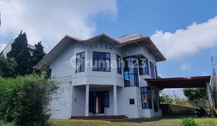 Hot Deal!! Cheap!! Cheap!! Bandungan Villa Next to Susan Spa !! Premium and High Location in Bandungan !! Perfect for Slow Living !! Good Opportunity Here...Own a Villa with a Beautiful View in Bandungan..Ready to Move In !! Land Area 378, Building Area 250, Mountain Spring Water, Floor: 2