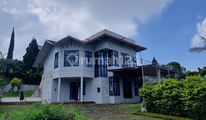 Hot Deal!! Cheap!! Cheap!! Bandungan Villa Next to Susan Spa !! Premium and High Location in Bandungan !! Perfect for Slow Living !! Good Opportunity Here...Own a Villa with a Beautiful View in Bandungan..Ready to Move In !! Land Area 378, Building Area 250, Mountain Spring Water, Floor: 1