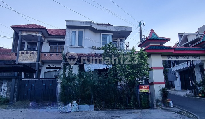 Want a Quick Sale!! Already Cheap Still Negotiable!! Hot Deal!! Great 2-Storey House for Business and Living on Jl. Tegalsari Raya Tengah, Semarang City. Corner Lot. Land Area: 133 sqm (Actual 156 sqm), Building Area: 200 sqm, Bedrooms: 2, Bathrooms: 3. 1