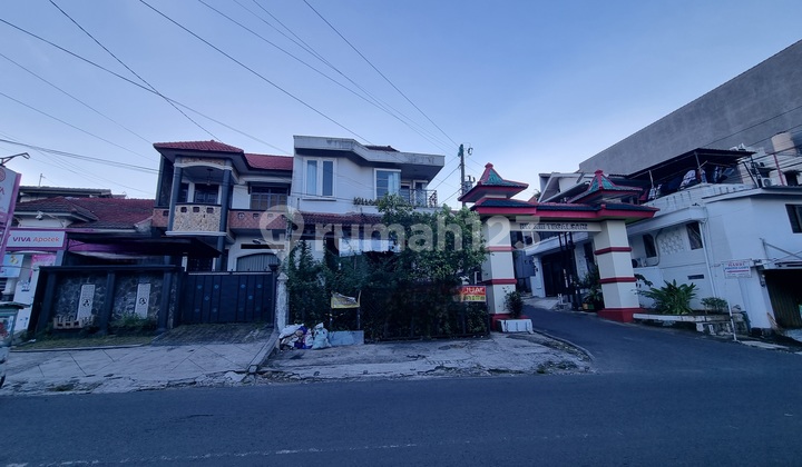 Want a Quick Sale!! Already Cheap Still Negotiable!! Hot Deal!! Great 2-Storey House for Business and Living on Jl. Tegalsari Raya Tengah, Semarang City. Corner Lot. Land Area: 133 sqm (Actual 156 sqm), Building Area: 200 sqm, Bedrooms: 2, Bathrooms: 3. 2