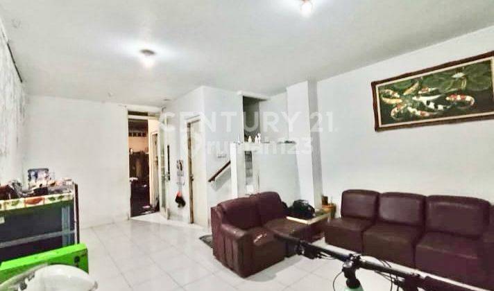 ruang tamu rumah minimalis 2 lantai di