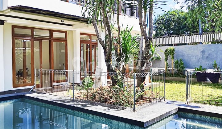 Rumah Modern 2 Lantai Di Kawasan Asri Kemang