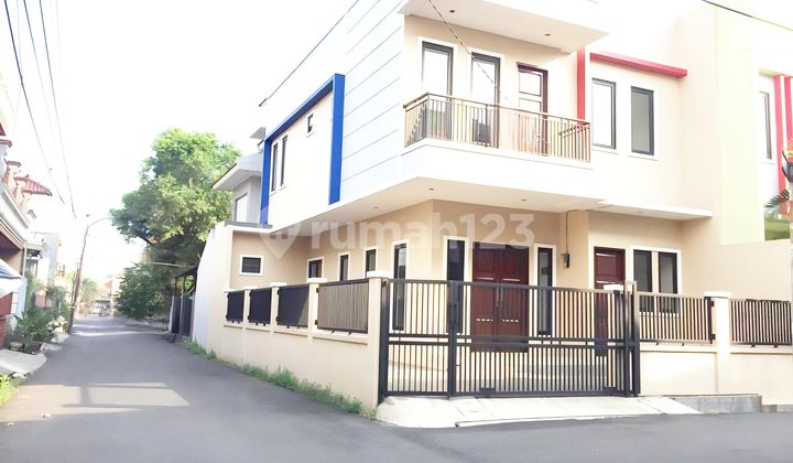 Rumah Modern Minimalist 3 Lantai di Rawamangun