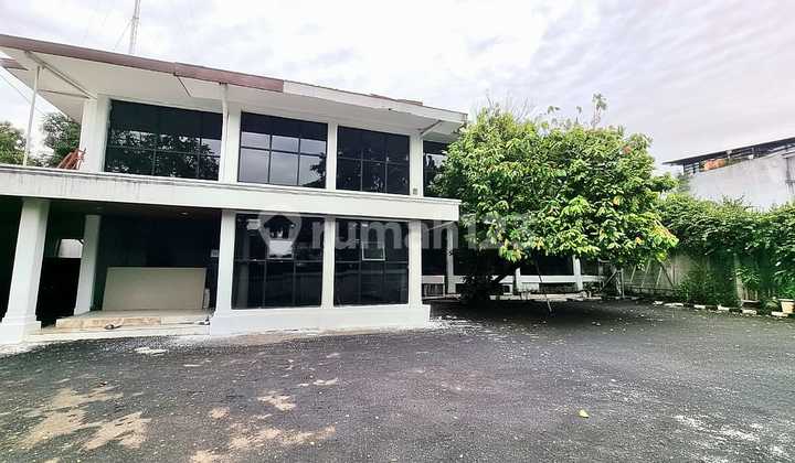 Large 2-Storey House with Spacious Parking in Kemang Large 2-Storey House with Spacious Parking in Kemang