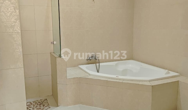 Rumah Modern di Kemang 6 Kamar Tidur Unfurnished 2