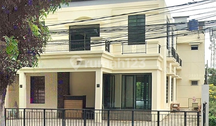 Gedung Kantor 3 Lantai di Jalur Utama Kebayoran Lama