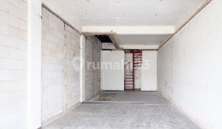 Strategic 3.5-Story Shophouse in Bangka Kemang Open Space