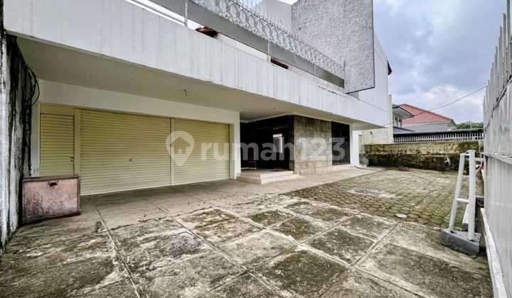 Rumah Klasik 2 Lantai Di Kebayoran Baru 4 Kamar Shm