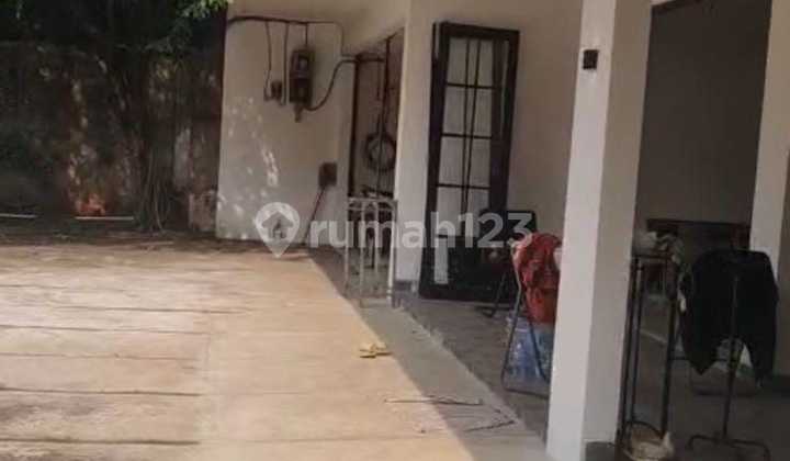 For Sale Large House with 3 Buildings, Many Rooms Suitable for Boarding, Strategic Location in Petamburan, Central Jakarta. 2
