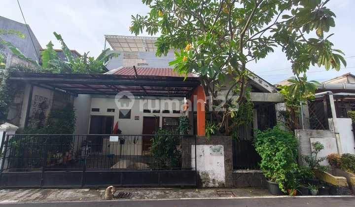 Dijual Rumah Lawas Hitung Tanah 1,5 Lantai di Tomang - Jakarta Barat