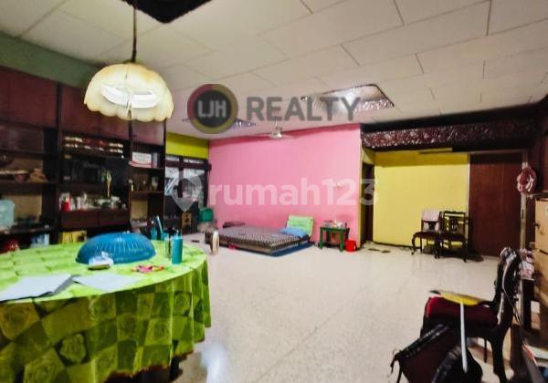 For Sale Spacious, Green, Comfortable House in a Very Strategic Location in Tomang, West Jakarta 2