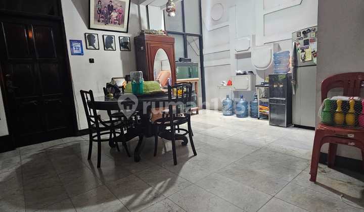 Di Jual Rumah Besar Posisi Hook 3 Lantai, Tomang, Jakarta Barat