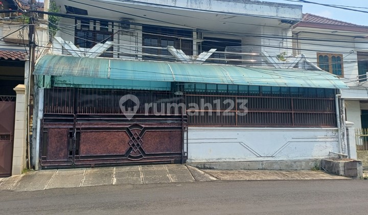 Rumah besar di Jalan Utama, Tomang Hero, Jakarta Barat Rumah besar di Jalan Utama, Tomang Hero, Jakarta Barat