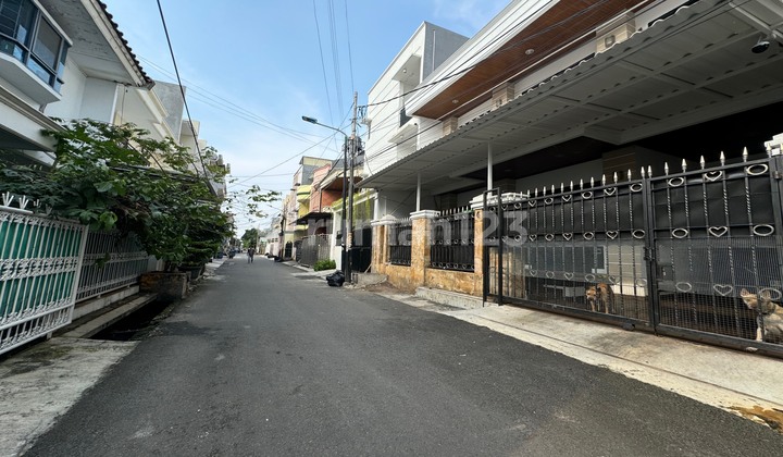 Rumah Terawat Lebar 9m, 2.5 Lantai, Nyaman, Tomang, Jakarta Barat