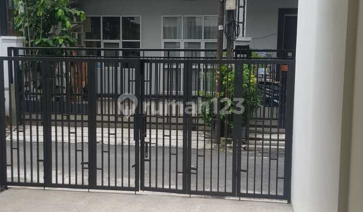 For Sale Minimalist 3-Story House with Strategic Location and Comfortable Environment in Tomang, West Jakarta 2