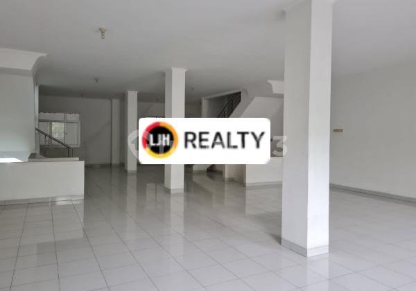 Ruko Gandeng Sudah Tinggi dari Jalan dan Bangunan Istimewa di Cideng Jakarta Pusat