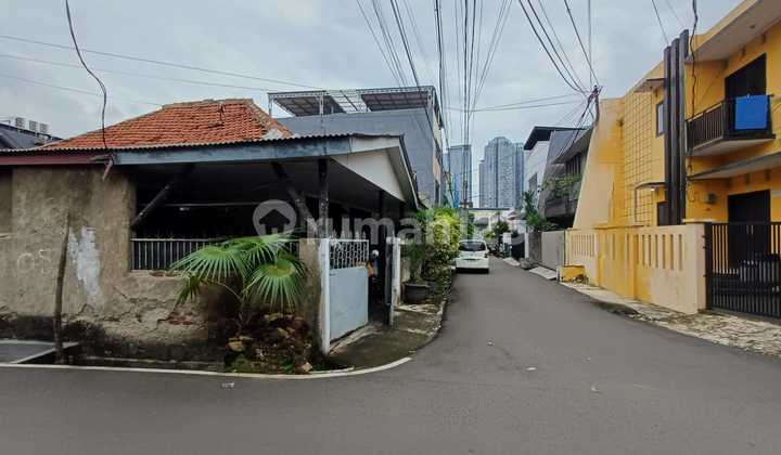 Dijual Rumah Posisi Hook Lokasi Menarik, Cocok untuk Rumah Kost, Tomang, Jakarta Bart, Gelong Baru