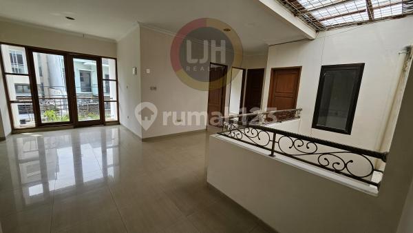 Selling Nice House, Safe, Comfortable, and Quiet Location Selling Nice House, Safe, Comfortable, and Quiet Location