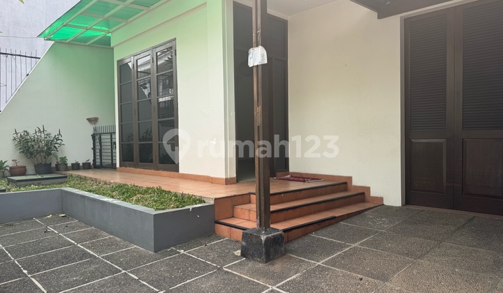 Comfortable 4BR House, Semi-Furnished in Petojo, Gambir, Central Jakarta