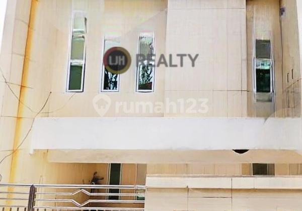 Rumah 2,5 lantai Lingkungan Nyaman dan Aman, Kebon Jeruk - jakarta Barat