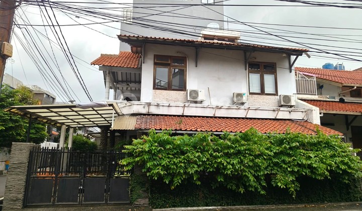 Rumah 3 Lantai Hook Lokasi Strategis Depan Taman dalam Komplek, Tomang, Jakarta Barat 