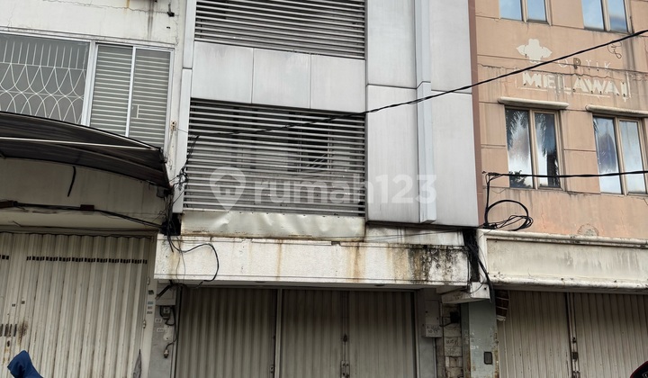 For Rent: 3-Street Shop Facing Main Road, Green Garden, West Jakarta 2
