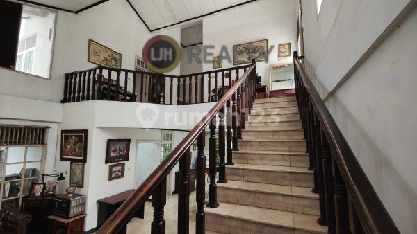 For Sale: 2-Story House in Strategic Location with Spacious Yard, Tomang, West Jakarta 2