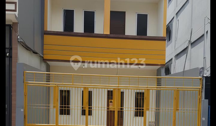 2-Story Shophouse Model House Suitable for Expeditions, Warehouses, Online Business in Jembatan Lima, West Jakarta 1