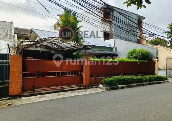 Dijual Rumah Luas, Asri, Nyaman Lokasi Sangat Strategis di Tomang Jakarta Barat